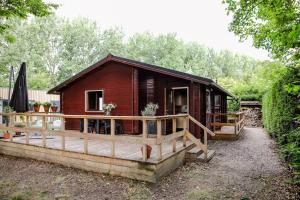 Knus houten huisje met uitzicht Meer Zeeland VP071