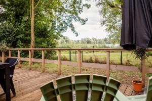 Knus houten huisje met uitzicht Meer Zeeland VP071