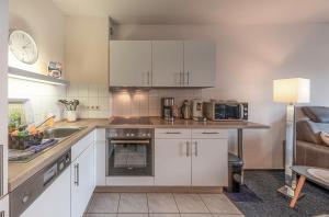 HafenLiebe mit Blick über den Warener Stadthafen