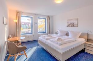 HafenLiebe mit Blick über den Warener Stadthafen