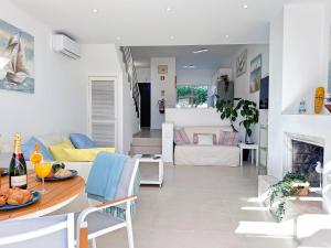 Windmill Hill Cozy Townhouse by BeCherish