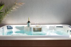Beautiful 3BR w Private Jacuzzi by Arco Collection