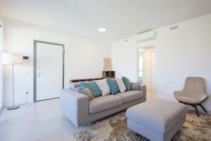 Queen Loft - Attico Moderno con Solarium Privato e Vista Piscina