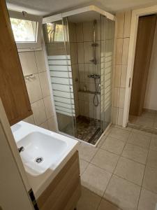 Idyllisches Haus an Weingärten 30 m von Kiesstrand