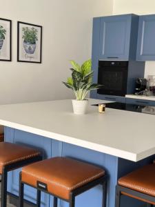 Luxury 3 Bed Apartment with Large Outdoor Pools and Gardens