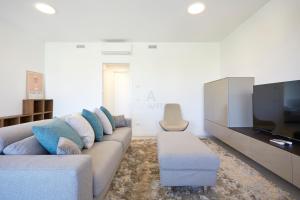 Queen Loft - Attico Moderno con Solarium Privato e Vista Piscina