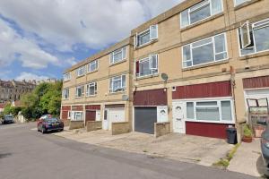 Chic Bath Flat for Couples