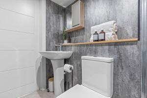 Stylish Flat in Central Leeds with Mezzanine Room Sleeps 4 by PureStay