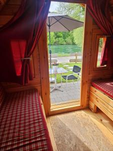 Schlaf-Fässer am Campingplatz Lienheim