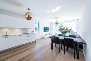 Modern Montreux 2 Bedroom Apartment - Lake View