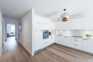 Modern Montreux 2 Bedroom Apartment - Lake View