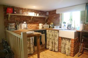 Swift Host - Rose Lodge - Sleeps 4 - Gardens - Dereham - Pet Friendly