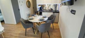 Appartements Romantique chic 150m plage patio : photos des chambres