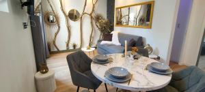 Appartements Romantique chic 150m plage patio : photos des chambres