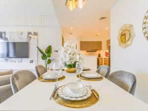 TRPS - Act One Act Two Towers, Downtown Dubai, Iconic 3BR plus Maids - with Burj Khalifa Views - Near Dubai Mall