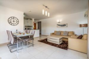 Spacious & Sunny Apartment with Pool by HostWise