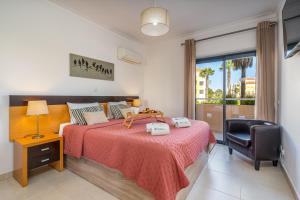 Spacious & Sunny Apartment with Pool by HostWise