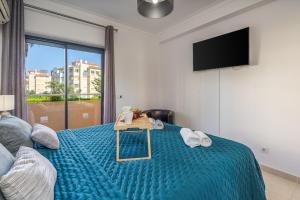 Spacious & Sunny Apartment with Pool by HostWise