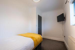 3-Bedroom home - TV in every room - Free parking - ideally located in Swansea