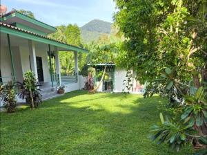 Stylish Island Villa with Garden