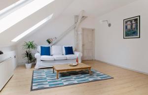 Bright Loft next to the ruin pubs FREE AIRCONDITIONER FREE COFFEE