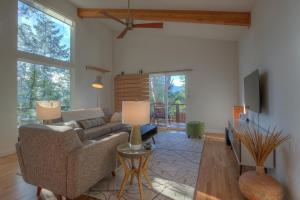 Bright, Contemporary, Walk to Town & Beach