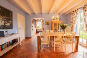 Reetdachhaus mit Schwimmteich in Krienke