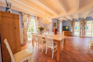 Reetdachhaus mit Schwimmteich in Krienke