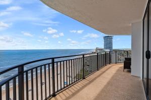 Beachfront 3 Bed, 3 bath Condo, Balcony & Pool