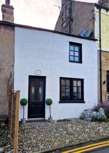 Historic 1629 May Cottage with Hot Tub