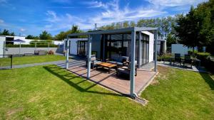 Breskens Chalet Duingras mit Zaun & Windschutz Nr B125