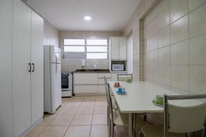 STH52 - Quadra Mar, 4 Dorm, Centro, Climatizado