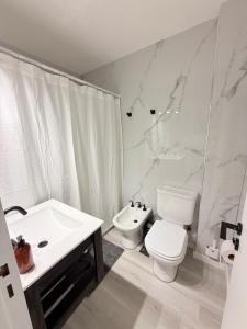 Modern Studio Apartment 1 block from the Obelisk