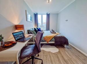 NEW, Refurbished Modern & Spacious 1 Bed Flat Westfield Shepherds Bush Free Wi-Fi Super King Bed