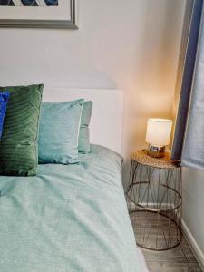 NEW, Refurbished Modern & Spacious 1 Bed Flat Westfield Shepherds Bush Free Wi-Fi Super King Bed