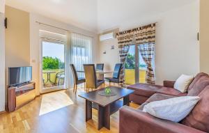 Cozy Apartment In Medulin With House Sea View