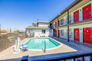 Hotel Avenida Victorville I 15