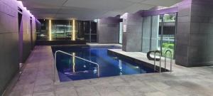 L2809 CBD Apt Ez Access Airport Bus Gym Pool Sauna Paid Parking