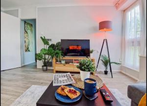 NEW, Refurbished Modern & Spacious 1 Bed Flat Westfield Shepherds Bush Free Wi-Fi Super King Bed