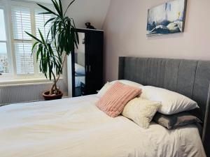 Penthouse Suite, Sea View, Close to Shops, Beach and Train