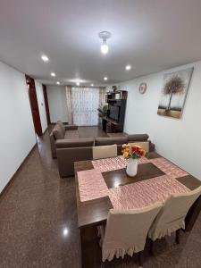 Moderno dpto en 1er piso con patio, terraza y cochera