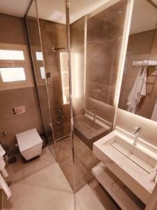 جناح فندقي فاخر مع حديقة خاصة في قلب القاهره الجديده