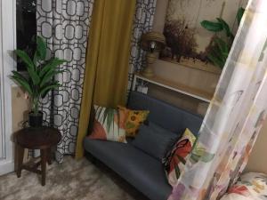 5 minutes to Jazz Mall Studio-type condo100mbps