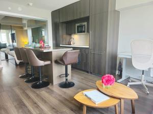 Elegant 2BR & 2BA Retreat in Prime Yorkville, Downtown