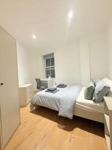 Luxury 2 Bed 2 Bath Apartment In Battersea - Sleeps 6