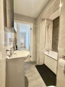 Luxury 2 Bed 2 Bath Apartment In Battersea - Sleeps 6