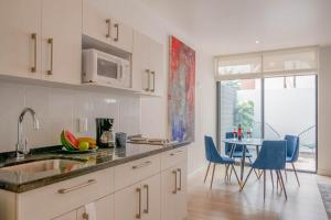 Heart of Mexico CityCozy Condo w Balcony & WiFi