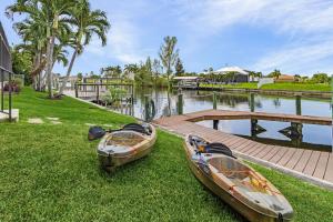 Luxurious Waterfront Retreat, Ideal Sunrise and Sunset Views!- Coral Sunset Villa - Roelens