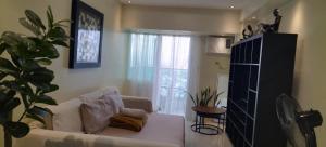 1Bdrm Condo at Makati w Balcony view of Mnla Bay