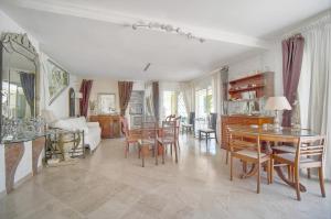 Villas FRGK Luxury Villa in Antibes Heated Pool Spa : photos des chambres